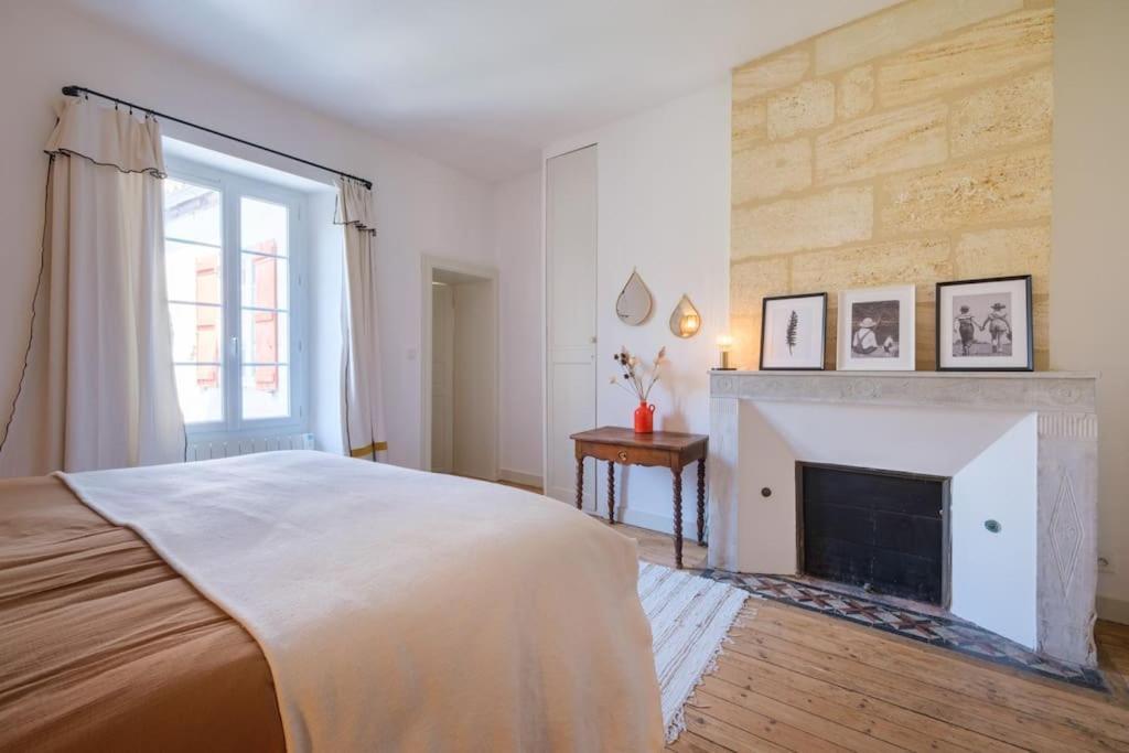 Appartement Avec Son Patio Dans Centre Historique De Bourg Екстериор снимка