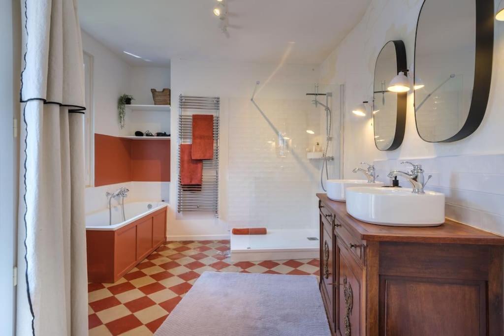 Appartement Avec Son Patio Dans Centre Historique De Bourg Екстериор снимка
