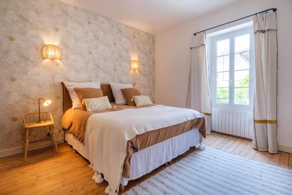 Appartement Avec Son Patio Dans Centre Historique De Bourg Екстериор снимка
