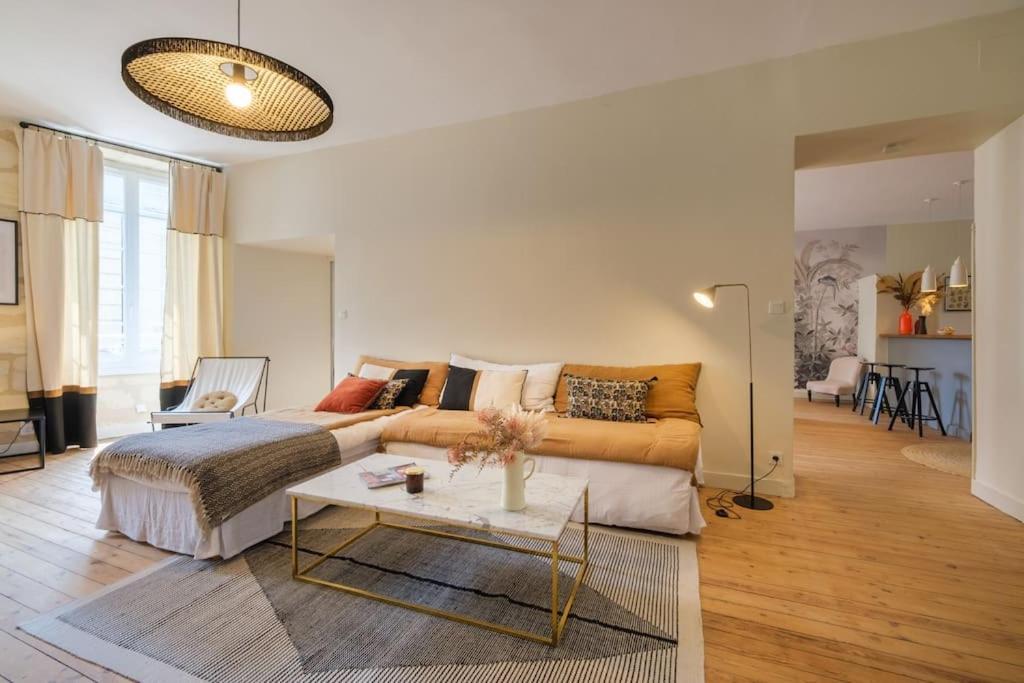 Appartement Avec Son Patio Dans Centre Historique De Bourg Екстериор снимка