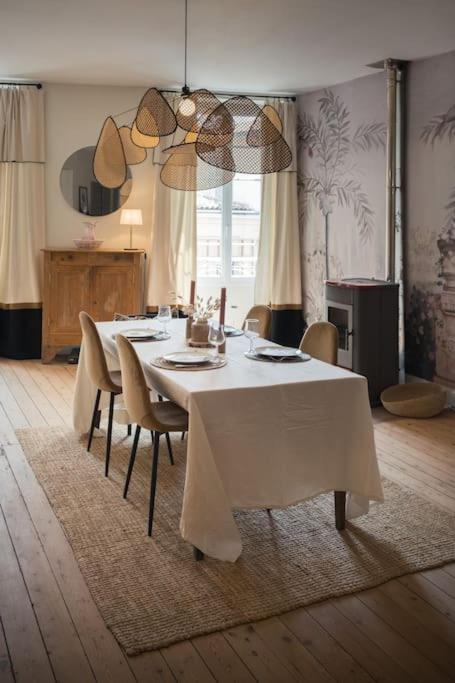 Appartement Avec Son Patio Dans Centre Historique De Bourg Екстериор снимка